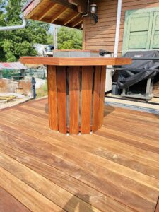 Table octogonale avec plancha intégré au gaz en cumaru