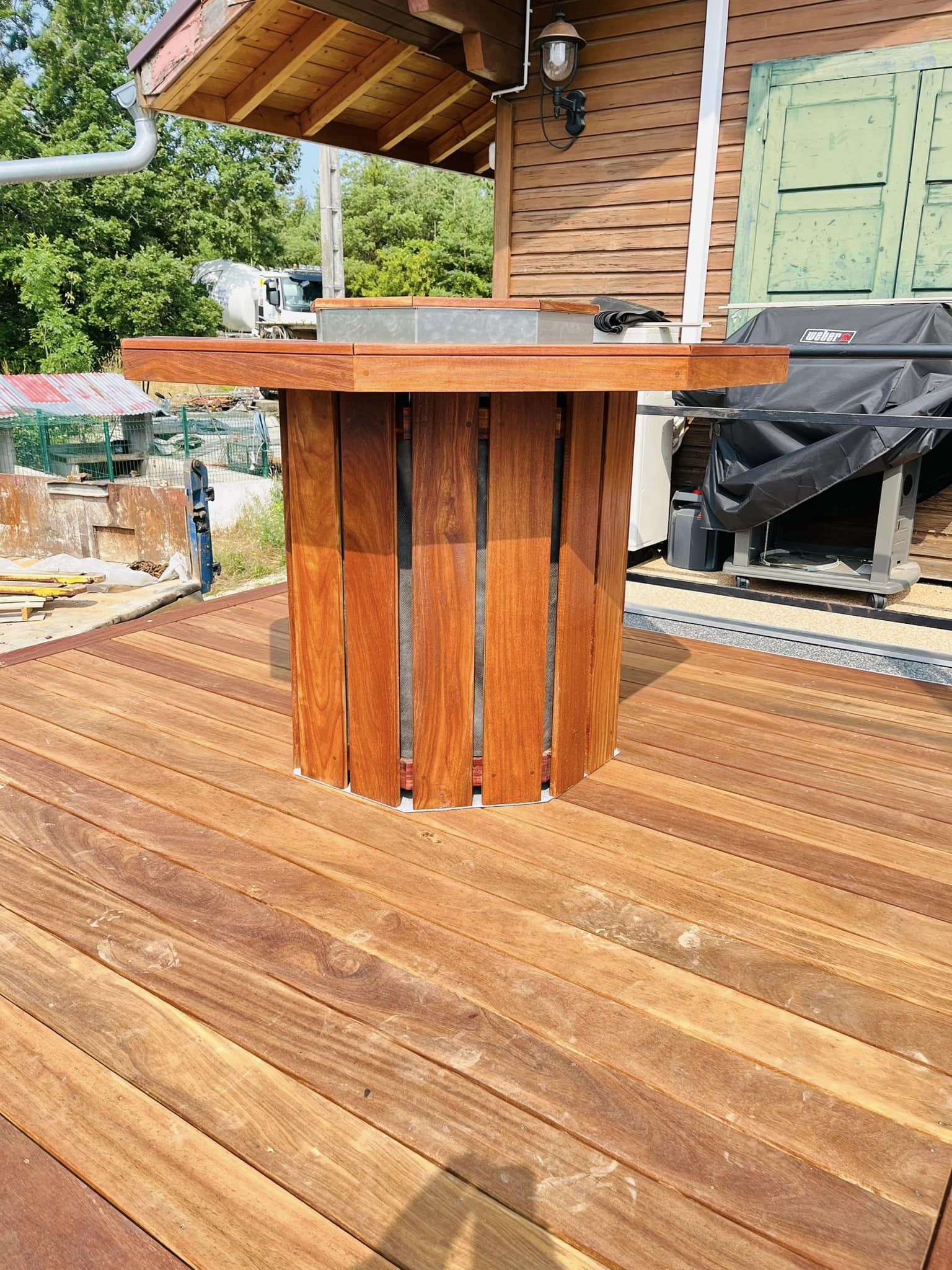 Table octogonale avec plancha intégré au gaz en cumaru