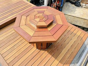 Table octogonale avec plancha intégré au gaz en cumaru