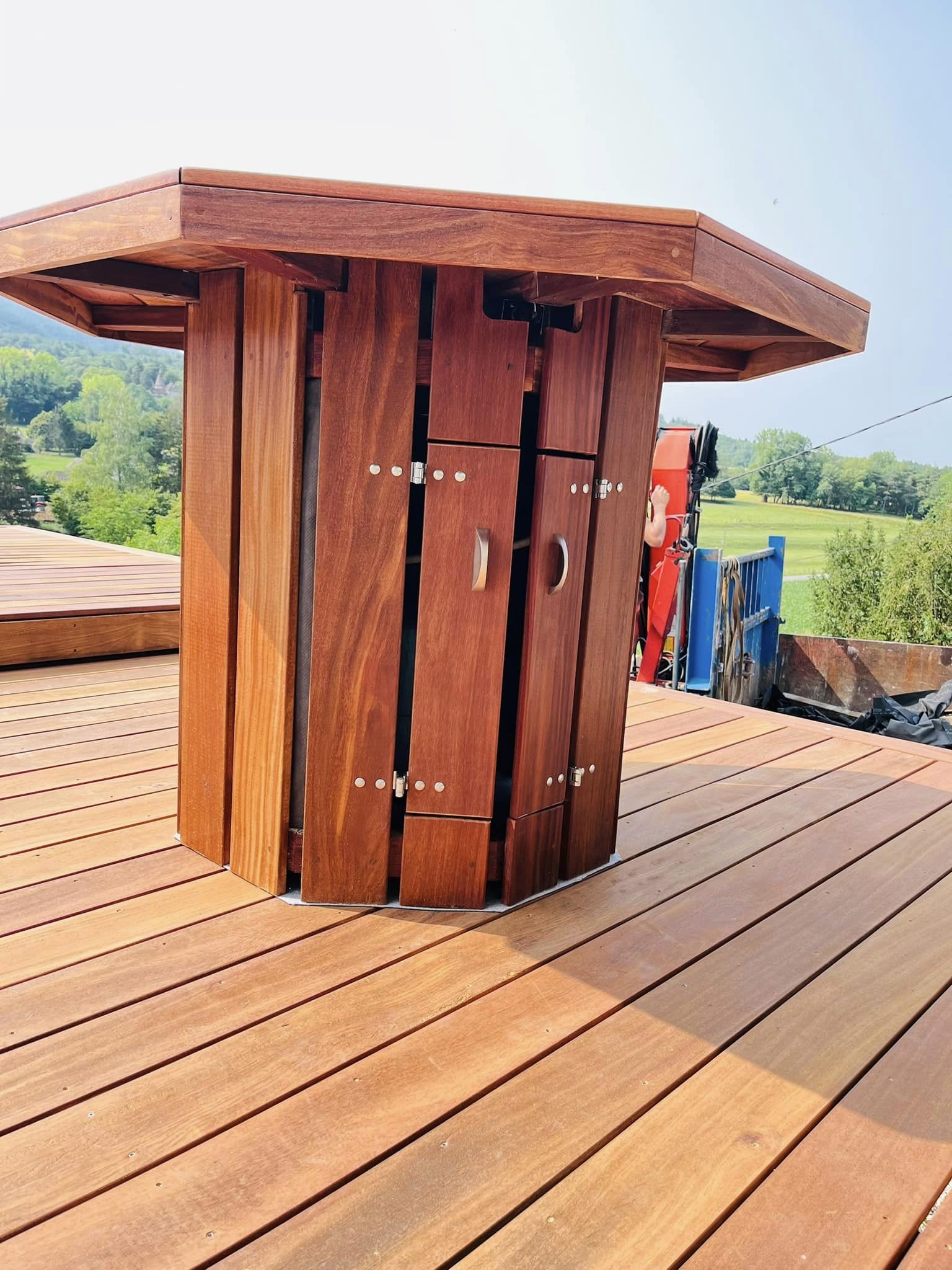 Table octogonale avec plancha intégré au gaz en cumaru