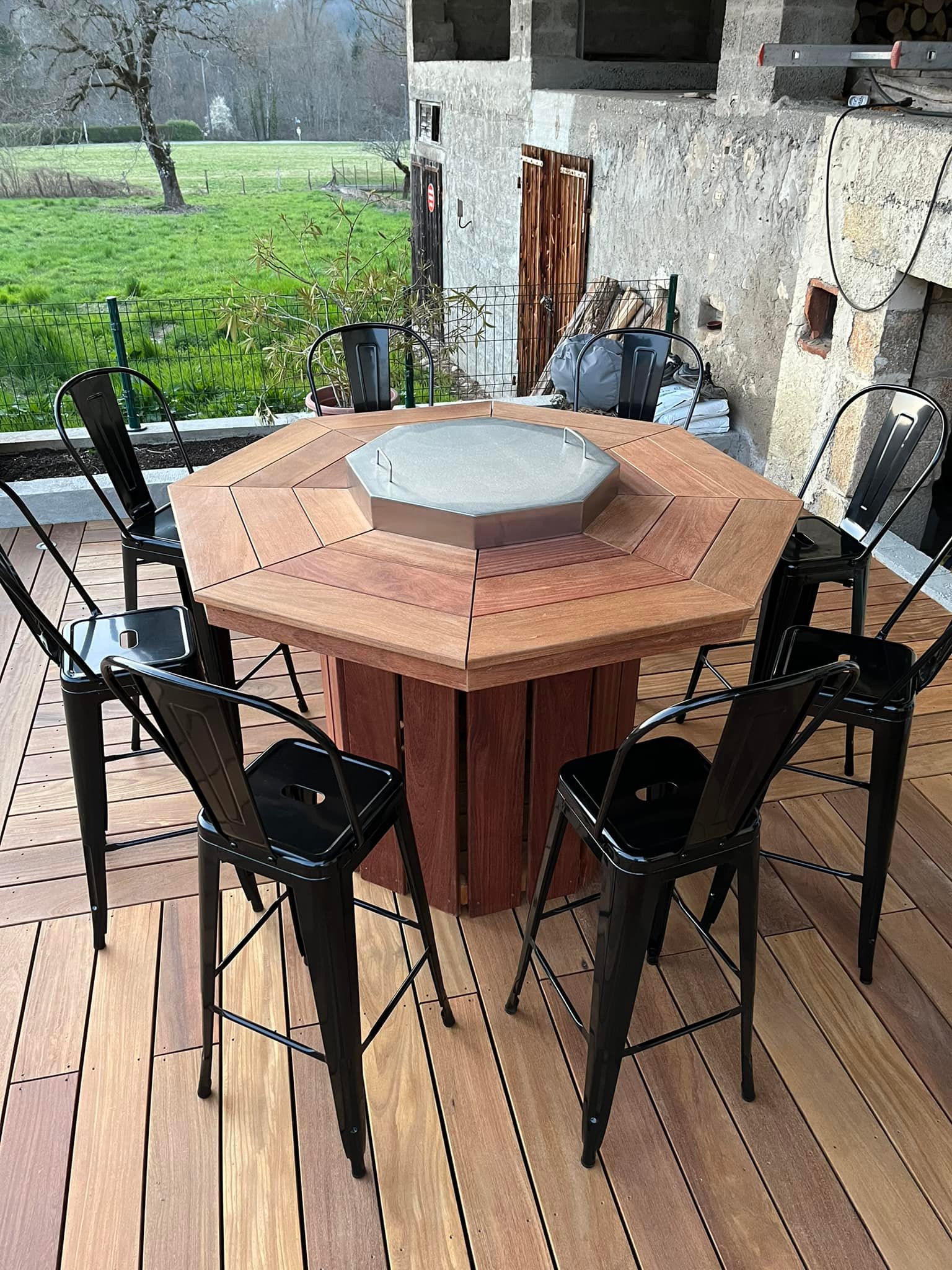 Table octogonale avec plancha intégré au gaz en cumaru