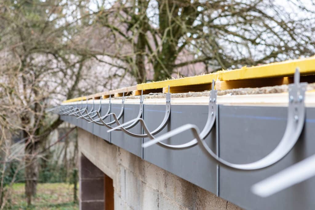 Détails gros plan sur zinguerie gouttière